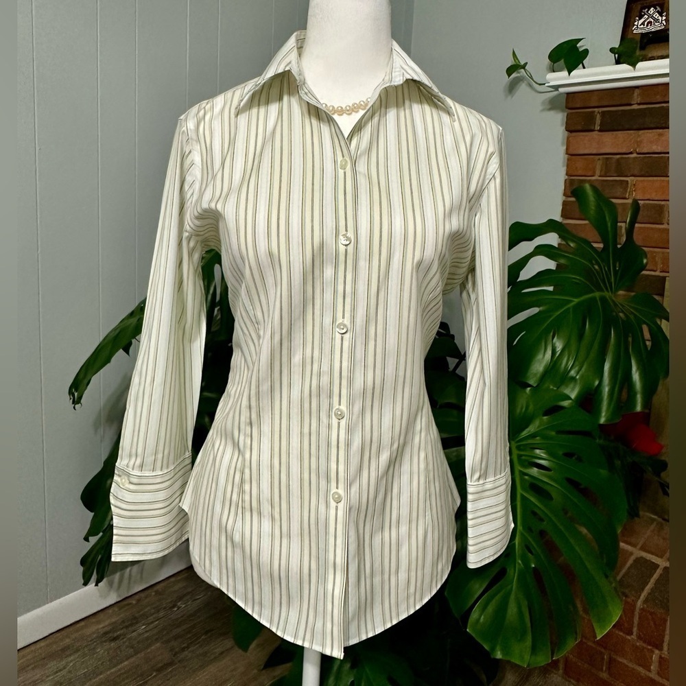 🛍️Brooks Brothers none-iron stretch button down shirt with excellent condition.